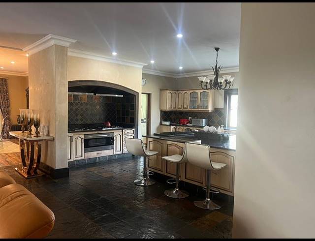 6 BEDROOM HOUSE FOR SALE IN MOOIKLOOF